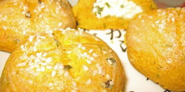 тыквенные булочки с творожным сыром и зеленью