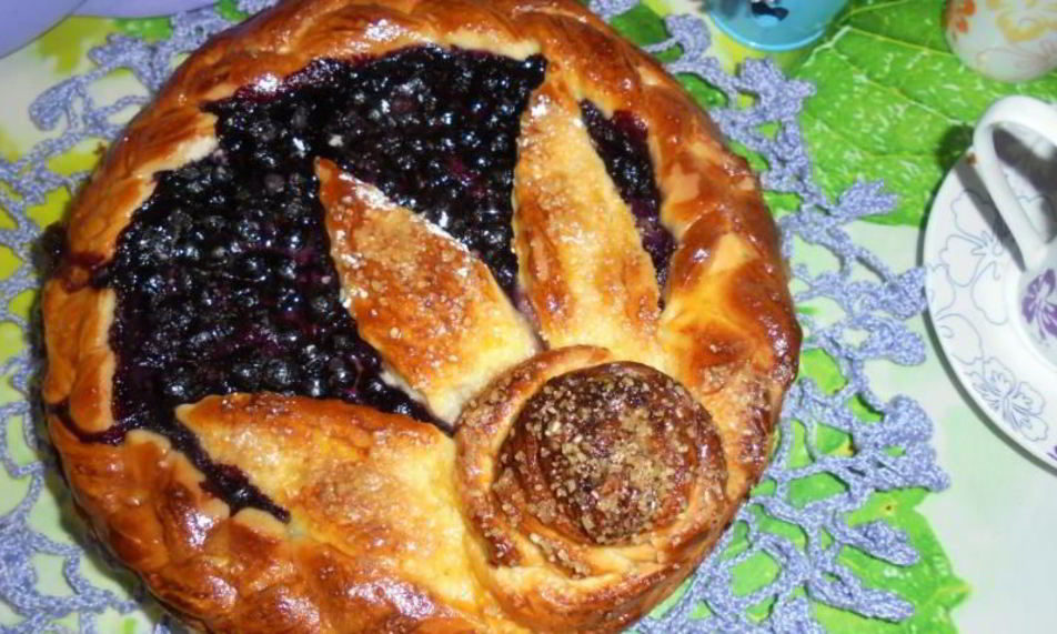 Рецепт ватрушки с козьим творогом и черникой