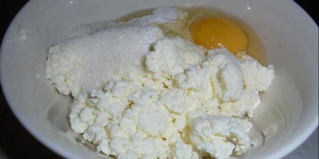 ватрушка с козьим творогом и черникой