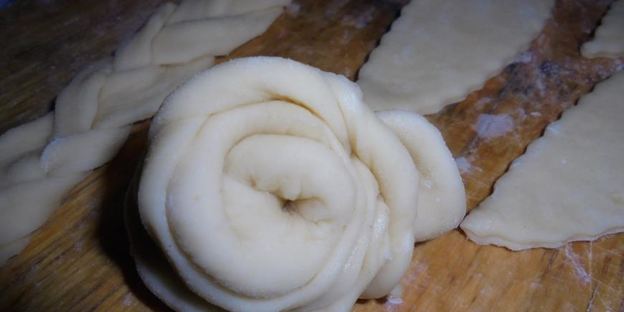 ватрушка с козьим творогом и черникой