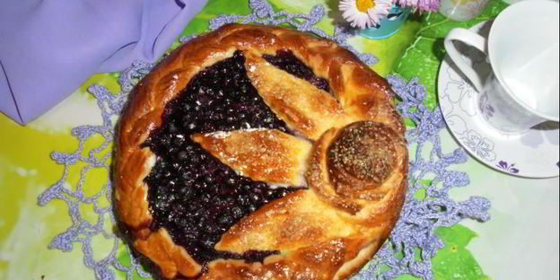 ватрушка с козьим творогом и черникой