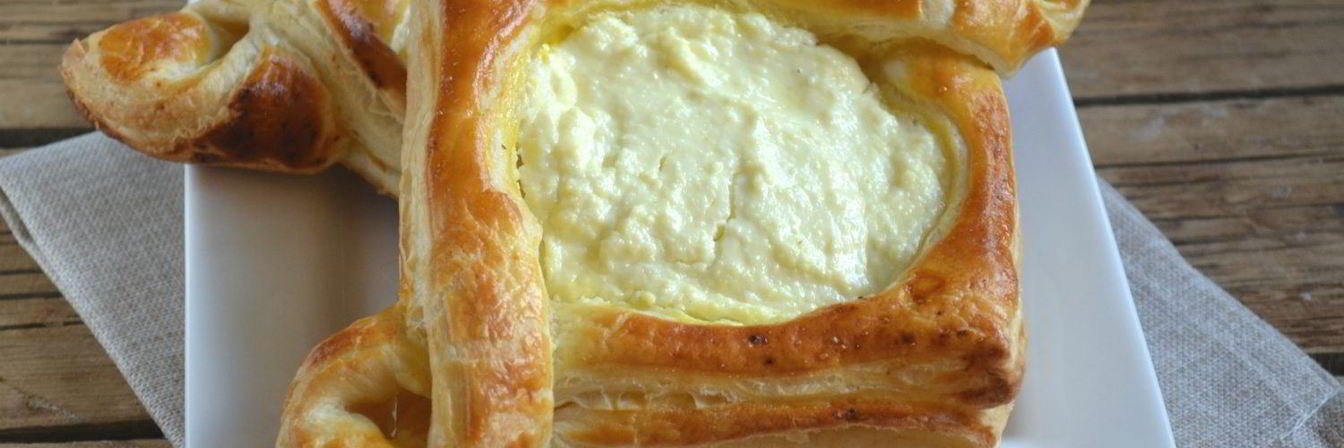 Ватрушки из слоеного теста с творогом