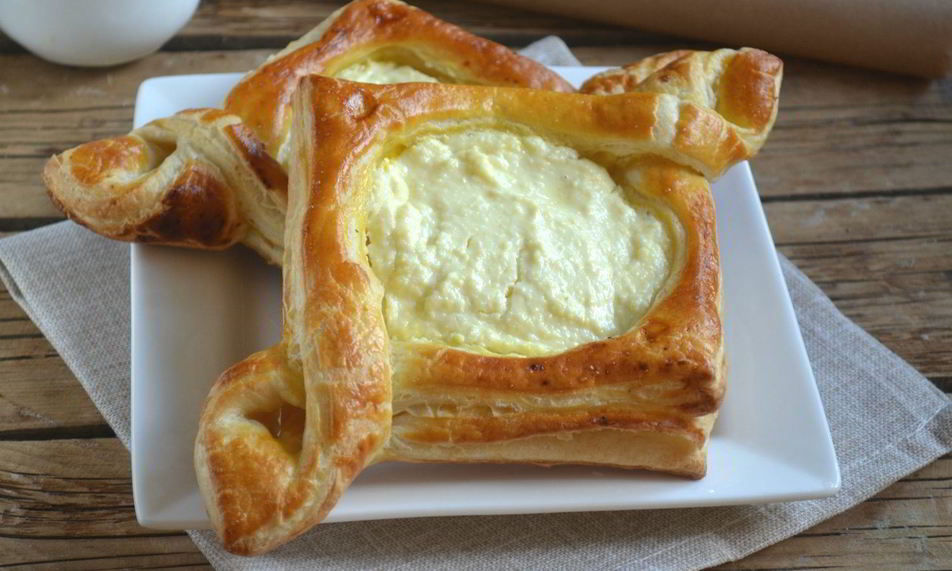 Рецепт ватрушек иза слоеного тест с творогома