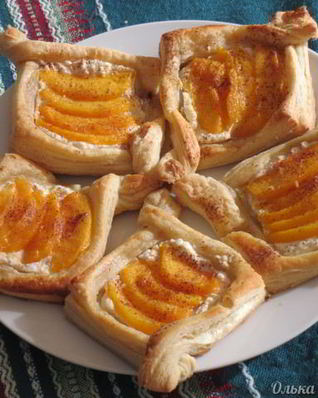 Быстрые слойки с рикоттой и персиками