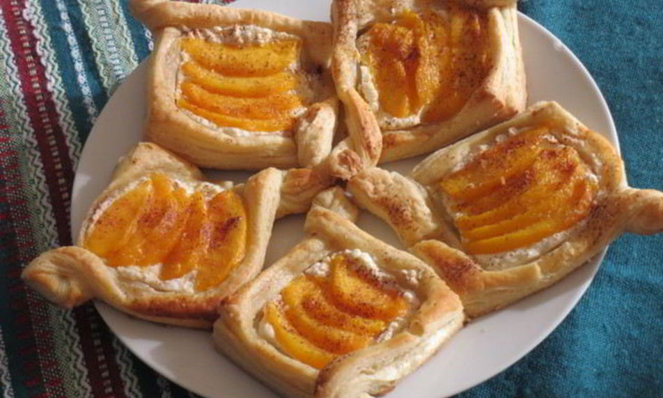 Рецепт быстрых слоек с рикоттой и персиками