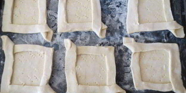 быстрые слойки с рикоттой и персиками