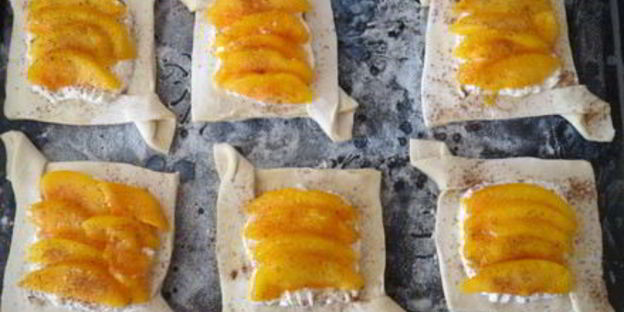 быстрые слойки с рикоттой и персиками