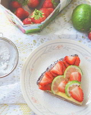 Чизкейк из рикотты с клубникой и лаймом