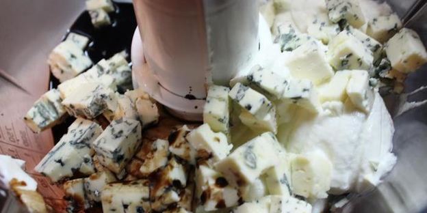 чизкейк с голубым сыром и пьяной грушей