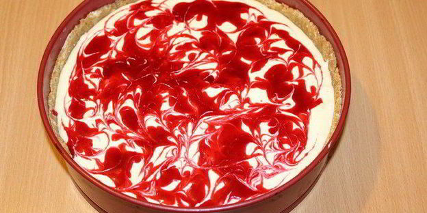 чизкейк с маскарпоне и брусничным соусом