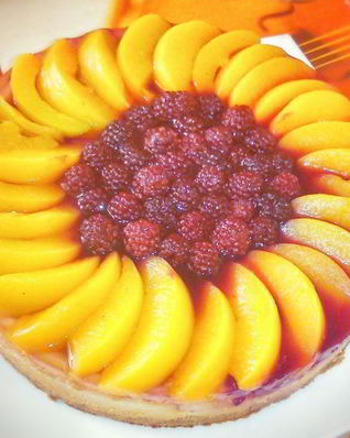 Чизкейк украшенный фруктами