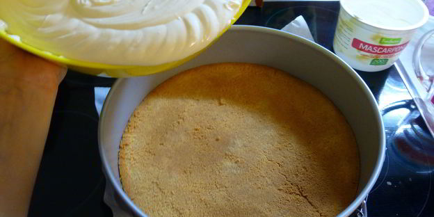 чизкейк украшенный фруктами