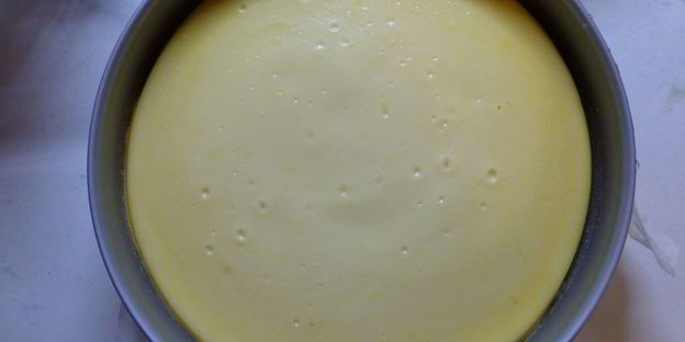 чизкейк украшенный фруктами