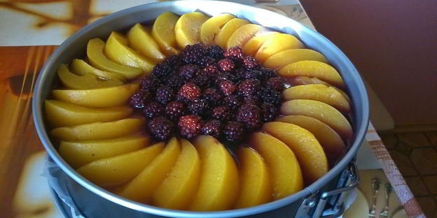 чизкейк украшенный фруктами