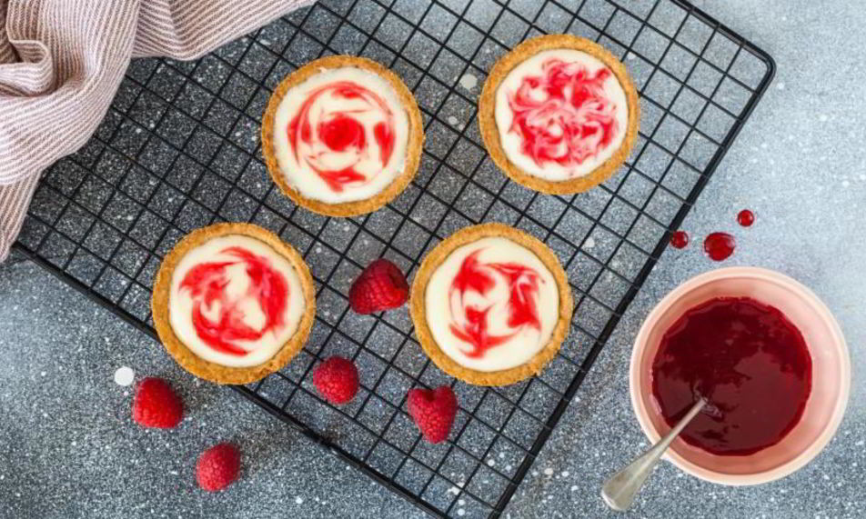 Рецепт мини-чизкейков с малиной