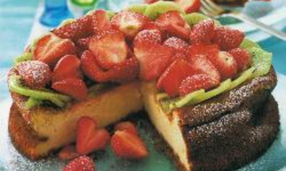 Рецепт творожного чизкейка с клубникой и киви