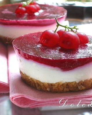 Творожные мини-чизкейки с белым шоколадом и ягодами