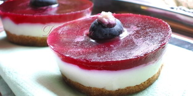 творожные мини-чизкейки с белым шоколадом и ягодами