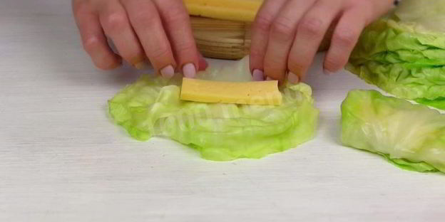 капустные конвертики с сыром