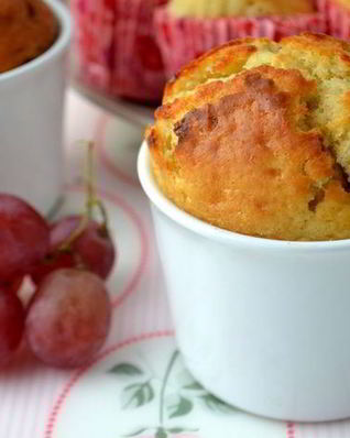 Ароматные кексы с красным виноградом и дор блю