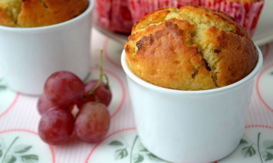 Рецепт ароматных кексов с красным виноградом и дор блю