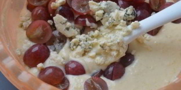 ароматные кексы с красным виноградом и дор блю