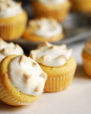 Домашние капкейки с курдом и меренгой