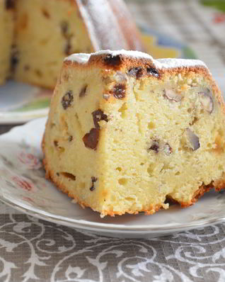 Кекс на кефире с изюмом и орехами