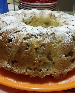 Кекс с кусочками бананов и изюмом в коньяке