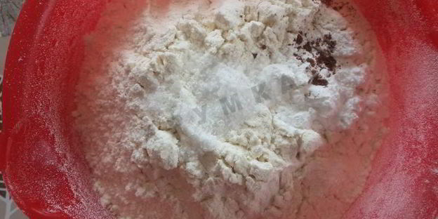 кекс с кусочками бананов и изюмом в коньяке