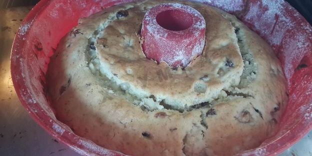 кекс с кусочками бананов и изюмом в коньяке