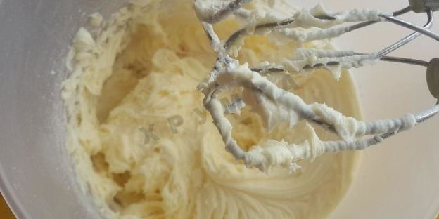 кекс с кусочками бананов и изюмом в коньяке