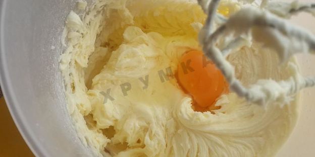 кекс с кусочками бананов и изюмом в коньяке