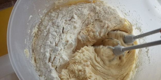 кекс с кусочками бананов и изюмом в коньяке