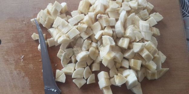 кекс с кусочками бананов и изюмом в коньяке