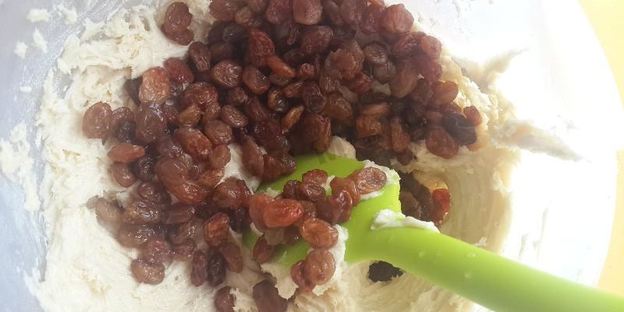 кекс с кусочками бананов и изюмом в коньяке