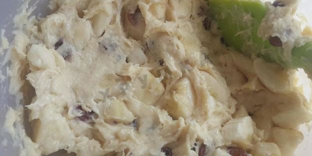 кекс с кусочками бананов и изюмом в коньяке