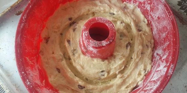 кекс с кусочками бананов и изюмом в коньяке