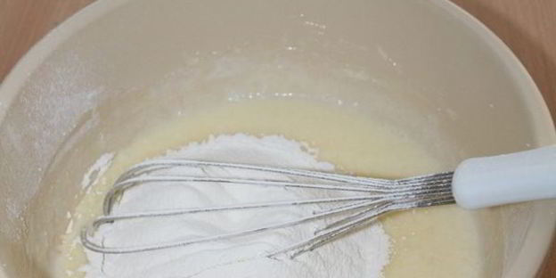 кекс с ревенем и пудингом