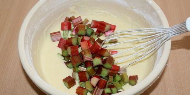 кекс с ревенем и пудингом