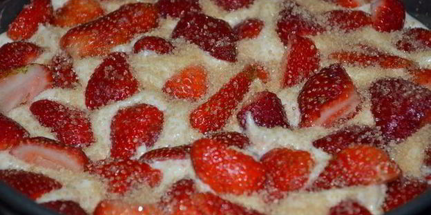 клубничный летний кекс