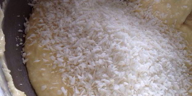 кокосовый кекс с вишней