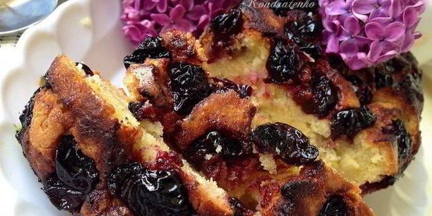 кокосовый кекс с вишней