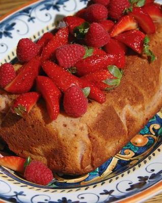 Малиновый кекс с ягодным соусом