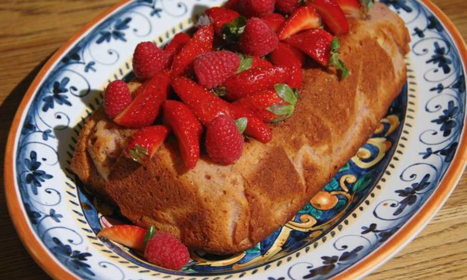 Рецепт малинового кекса с ягодным соусом