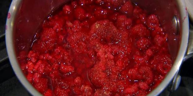 малиновый кекс с ягодным соусом