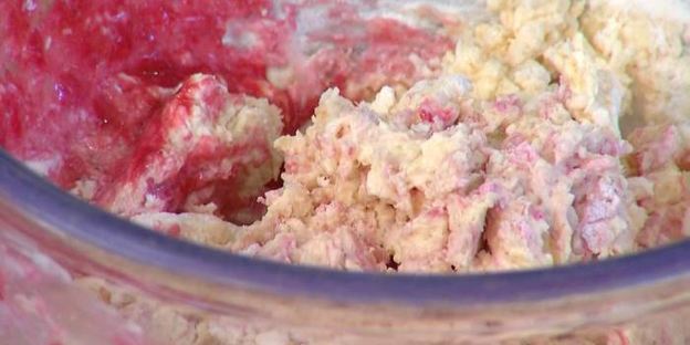 малиновый кекс с ягодным соусом