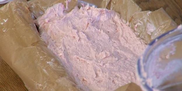 малиновый кекс с ягодным соусом