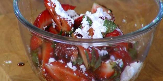 малиновый кекс с ягодным соусом