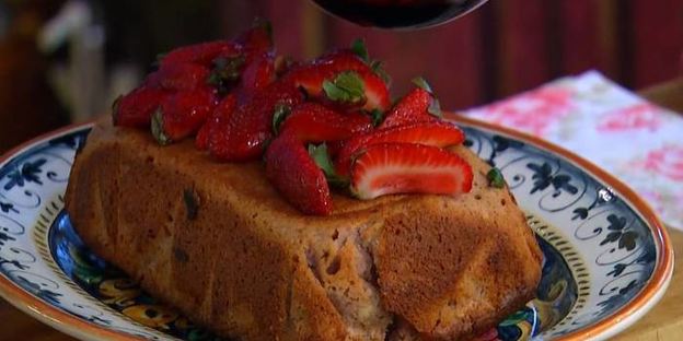 малиновый кекс с ягодным соусом